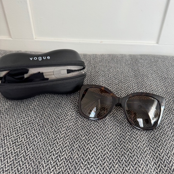 NEW Vogue Ladies Sunglasses, VO 5338-S Eye Sunglasses Black Plastic Frame - Picture 1 of 10